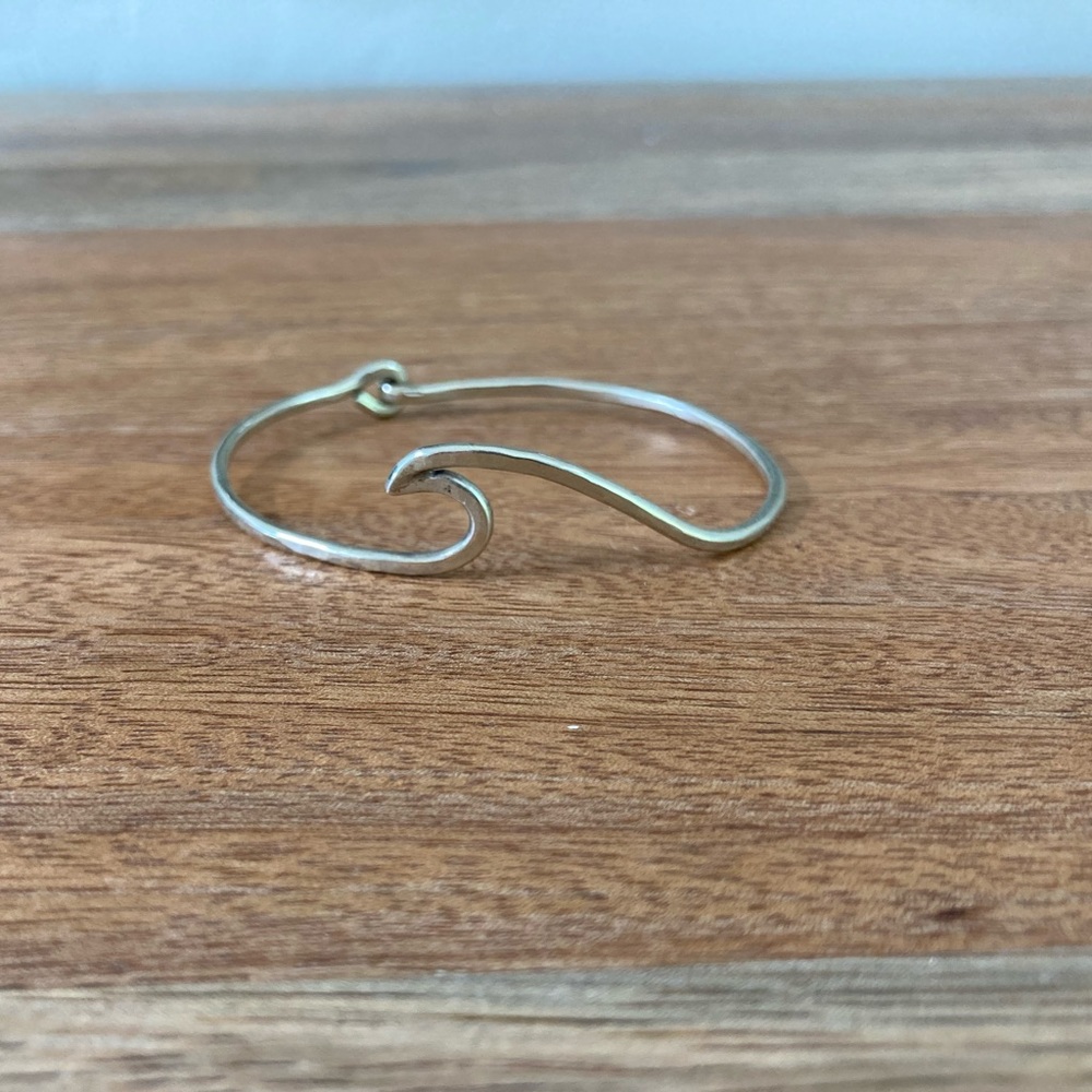 Made in Ecuador, Wave Bangle Bracelet 🌊